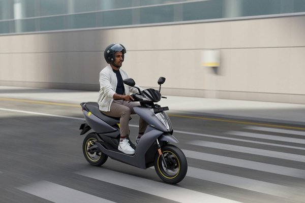 Est-il permis de doubler un scooter sur une ligne blanche ?